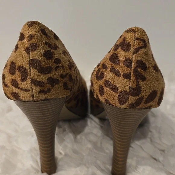 G by Guess Women's Size 7 Tan Leopard Print Platform Heels - Picture 4 of 8
